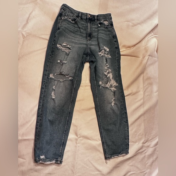 Women’s Mom Curvy jeans, American Eagle, Ripped and distressed. Size 6 Short - Picture 1 of 8